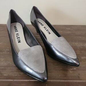 Anne Klein Gray Patent Leather Low Heels Size 8.5